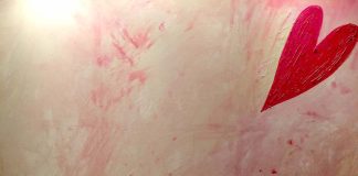 I cuori di Lucien Levin, quando l’Espressionismo Astratto incontra l’icona Pop per eccellenza cuore bianco non fa mai male