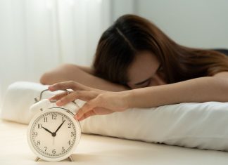 Back to work, 8 italiani su 10 (78%) soffrono di “alarm clock anxiety” e per il 65% il caffè resta il rituale del buon risveglio disturbi sonno sveglia