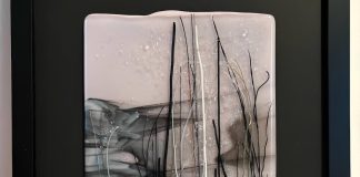 La pittura su vetro di Eva Edler, quando la trasparenza accoglie la magia del silenzio eleganza frit