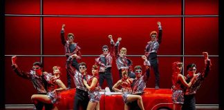 Grease torna a Milano: il musical cult di Marconi accende il Teatro Repower grease 2024 scena