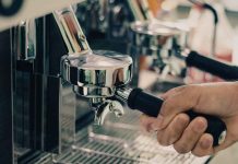 Caffè, rivoluzione deca: nel 2026 l’Italia scopre il consumo consapevole macchina caffè bar