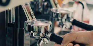 Caffè, rivoluzione deca: nel 2026 l’Italia scopre il consumo consapevole macchina caffè bar