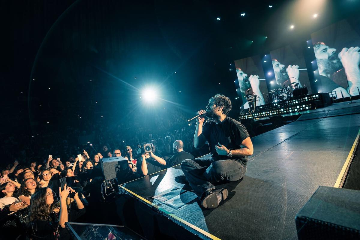 Tommaso Paradiso, debutto travolgente nei palasport