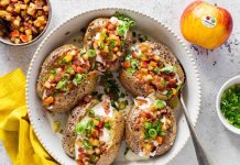 Baked potatoes con mele Topaz Bio Val Venosta: la ricetta rustica dal tocco fruttato baked potatoes con mele topaz bio speck