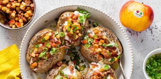 Baked potatoes con mele Topaz Bio Val Venosta: la ricetta rustica dal tocco fruttato baked potatoes con mele topaz bio speck