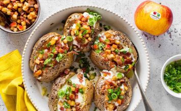 Baked potatoes con mele Topaz Bio Val Venosta: la ricetta rustica dal tocco fruttato baked potatoes con mele topaz bio speck