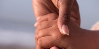 Italia fuori dalla top 10 europea per il congedo di maternità mamma figlio mani