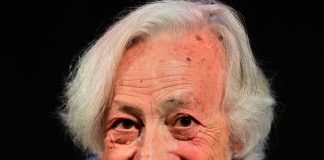 Consegnato il Premio Favignana per il teatro a Leo Gullotta: l’attore rende omaggio ai grandi maestri e invita i giovani alla conoscenza
