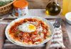 Pane frattau con uovo poché: la tradizione sarda incontra il gusto gourmet pane frattau uomo poché