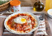 Pane frattau con uovo poché: la tradizione sarda incontra il gusto gourmet pane frattau uomo poché