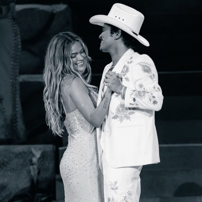 karol g e bruno mars collaborano nel brano still da Lopinionista.it karol g e bruno mars collaborano nel brano still