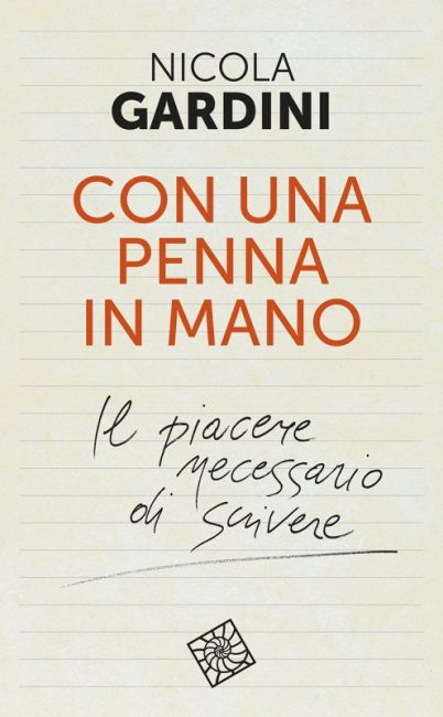 con una penna in mano il libro di nicola gardini da Lopinionista.it con una penna in mano il libro di nicola gardini
