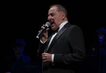 Ironia, leggerezza intelligente e musica di qualità: è il “Massimo Lopez Show”