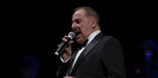 Ironia, leggerezza intelligente e musica di qualità: è il “Massimo Lopez Show”